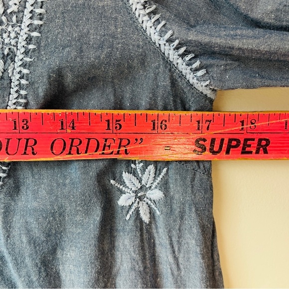 🏷️ 2/$20 Soft Surroundings Chambray Embroidered Tunic Top - Picture 9 of 11
